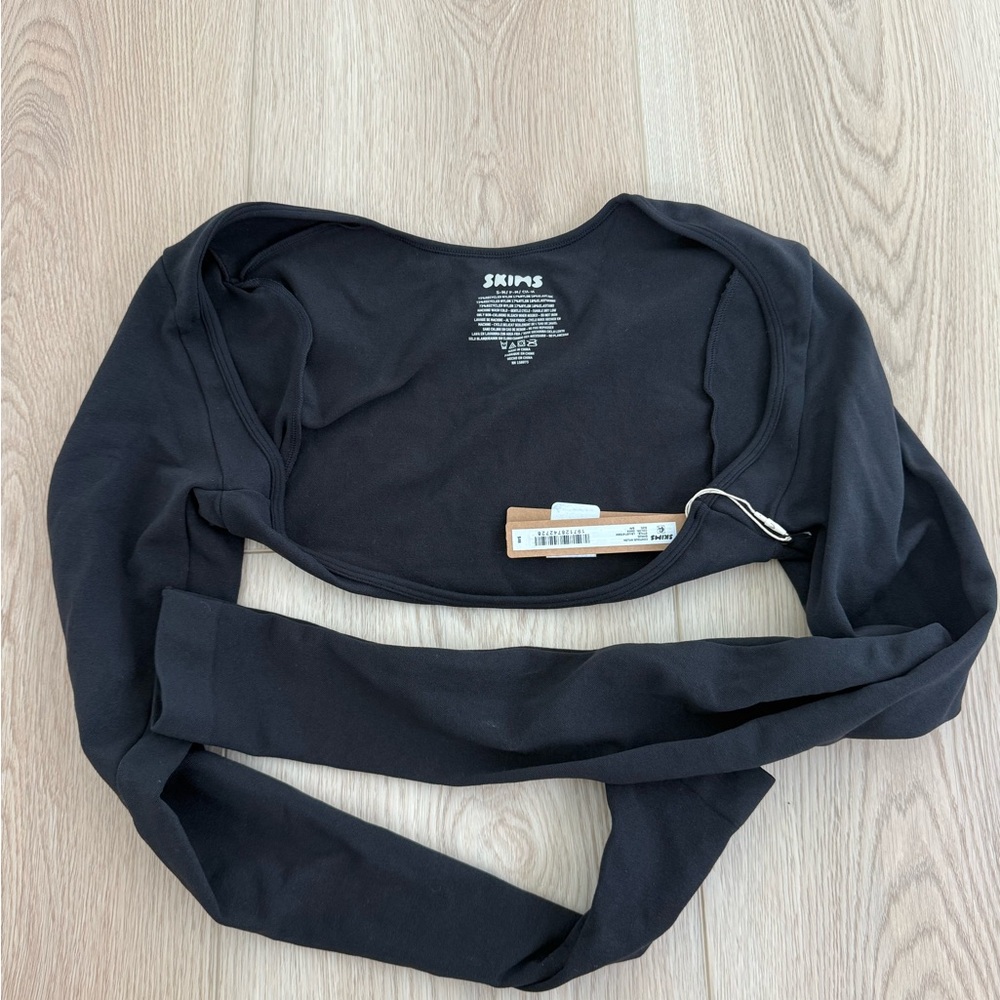 Skims black shrug